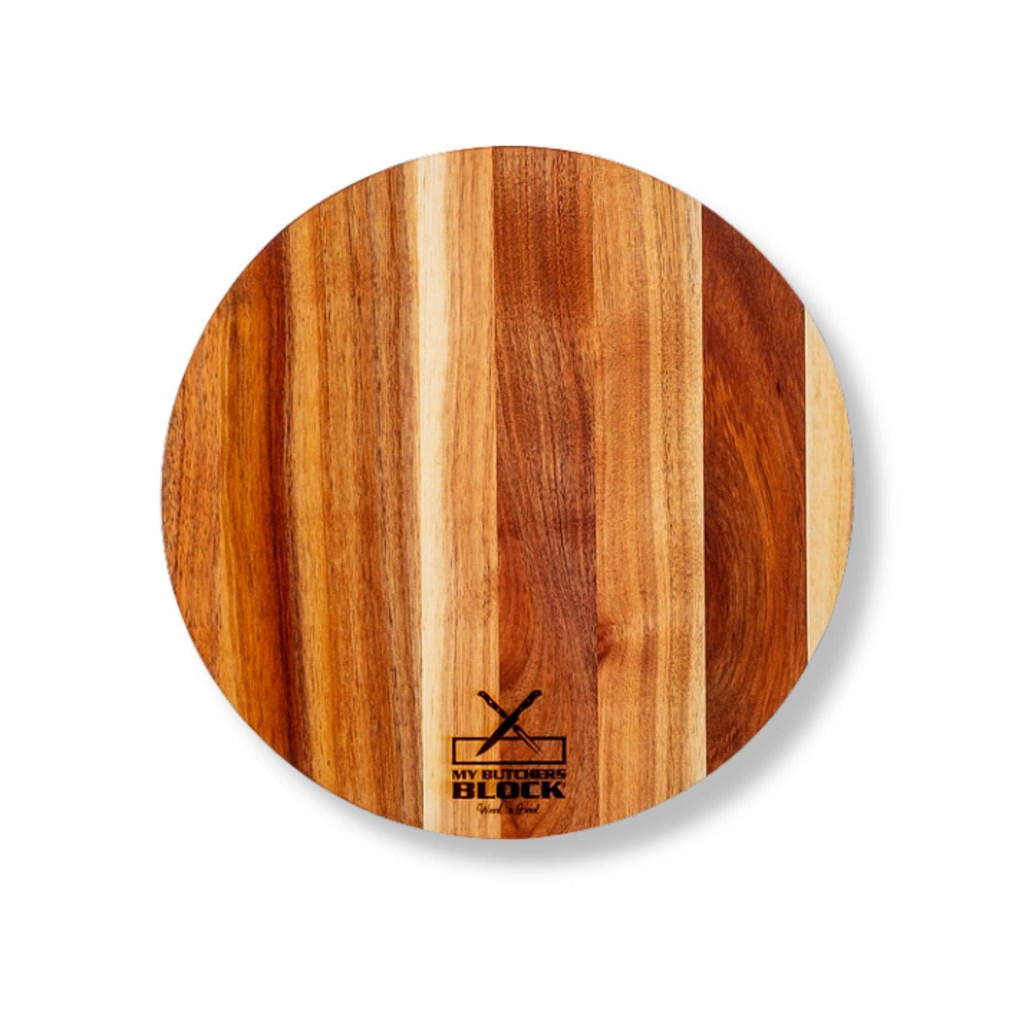 Basic round chopping board made of wood with a smooth finish, ideal for chopping and serving in the kitchen.