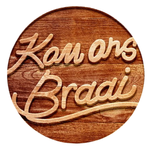 Wooden circular sign with the text 'Kom ons Braai' representing a barbecue theme.