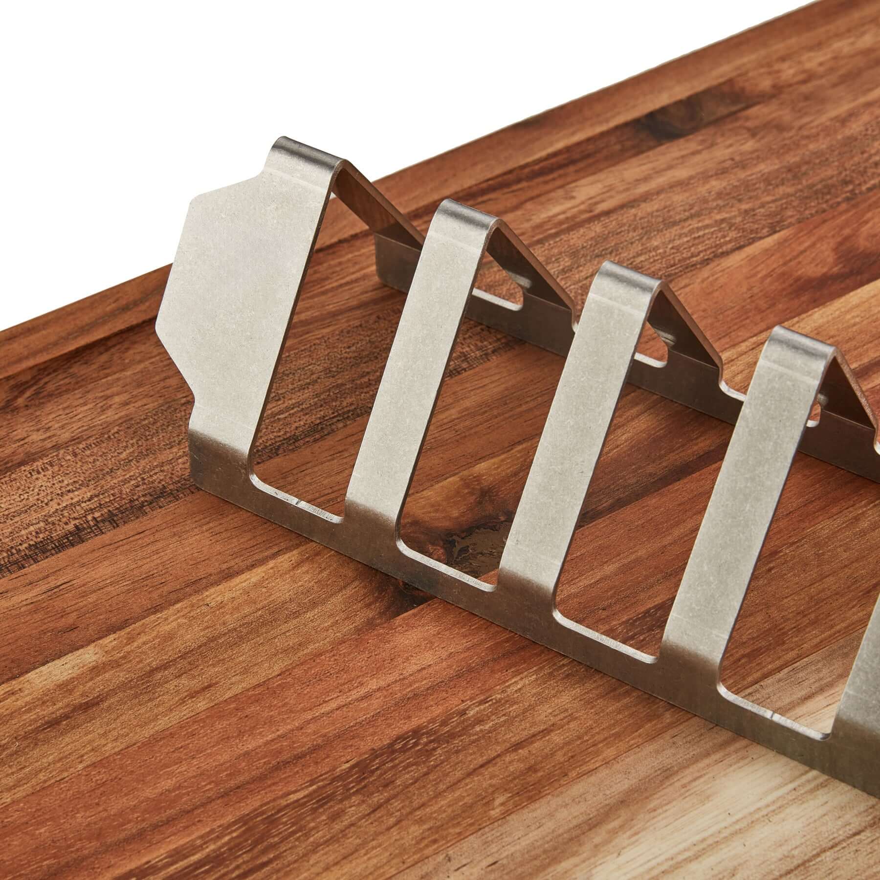 Built-in stainless steel grilling rack on a wooden Braai and Slice Master Block for perfect grilling.