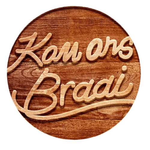 Wooden circular sign with the text 'Kom ons Braai' representing a barbecue theme.